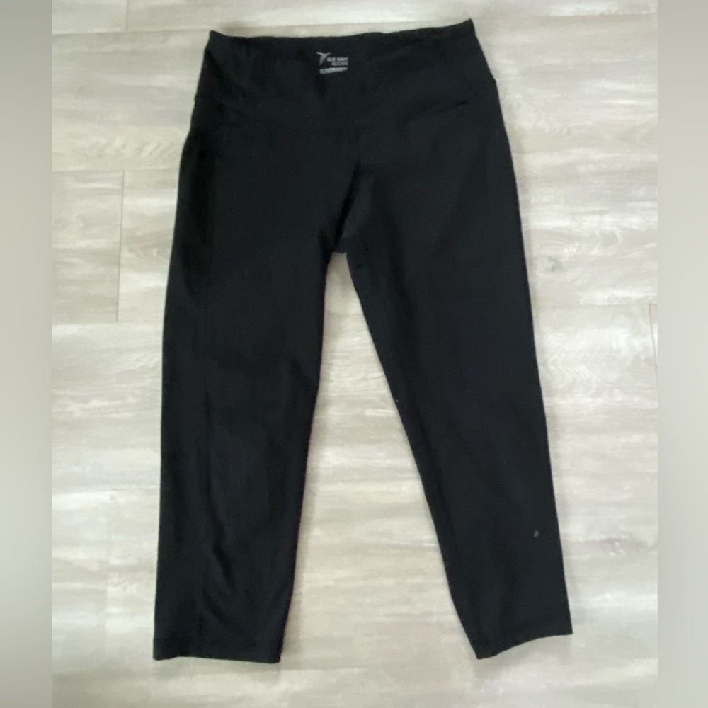 Workout Capri leggings. Black with slight pattern